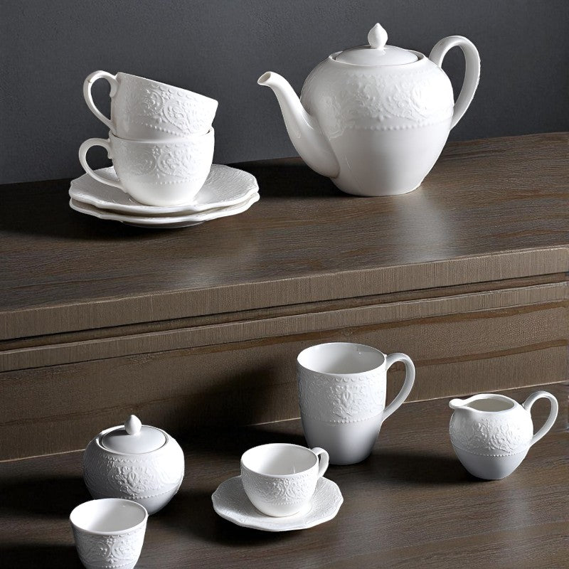 Große weiße Teekanne