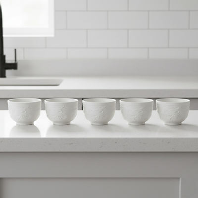 Große weiße Teekanne