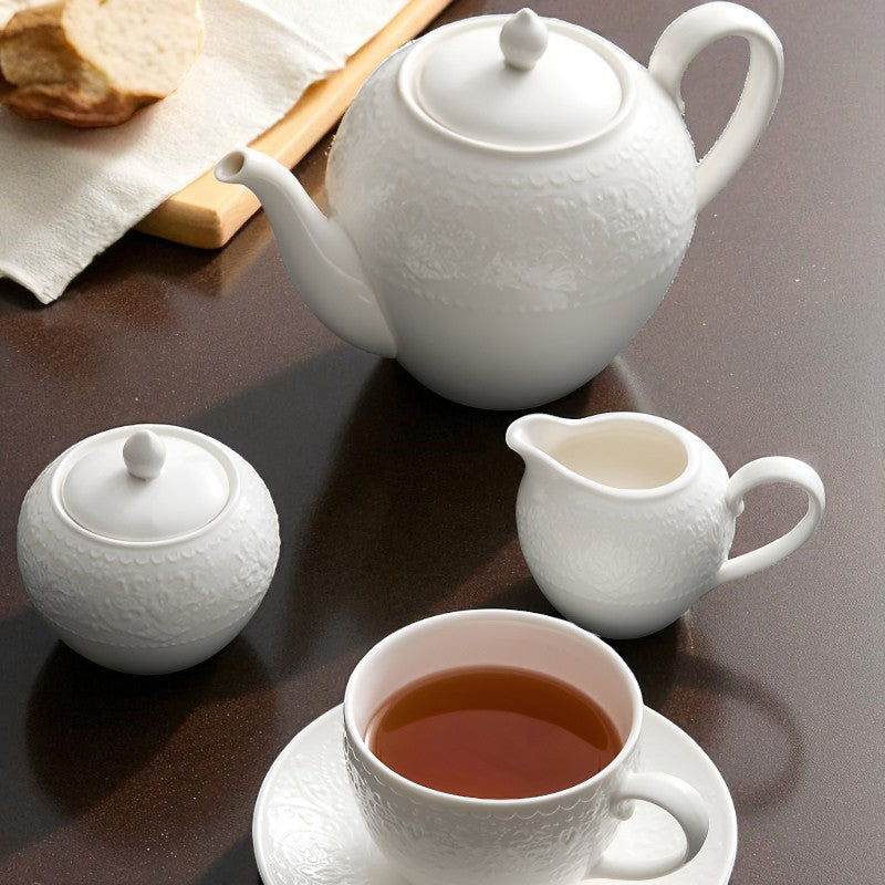 Große weiße Teekanne