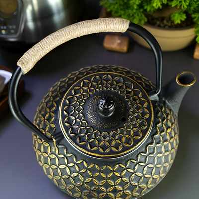 Gusseisen Teekanne schwarz und gold