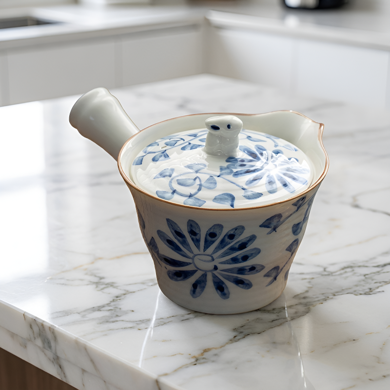 Japanische blaue Teekanne