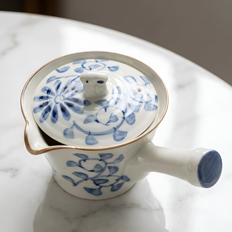 Japanische blaue Teekanne