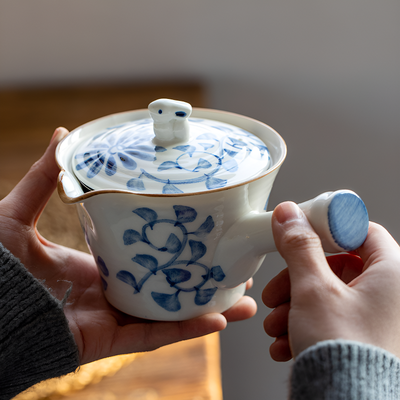 Japanische blaue Teekanne