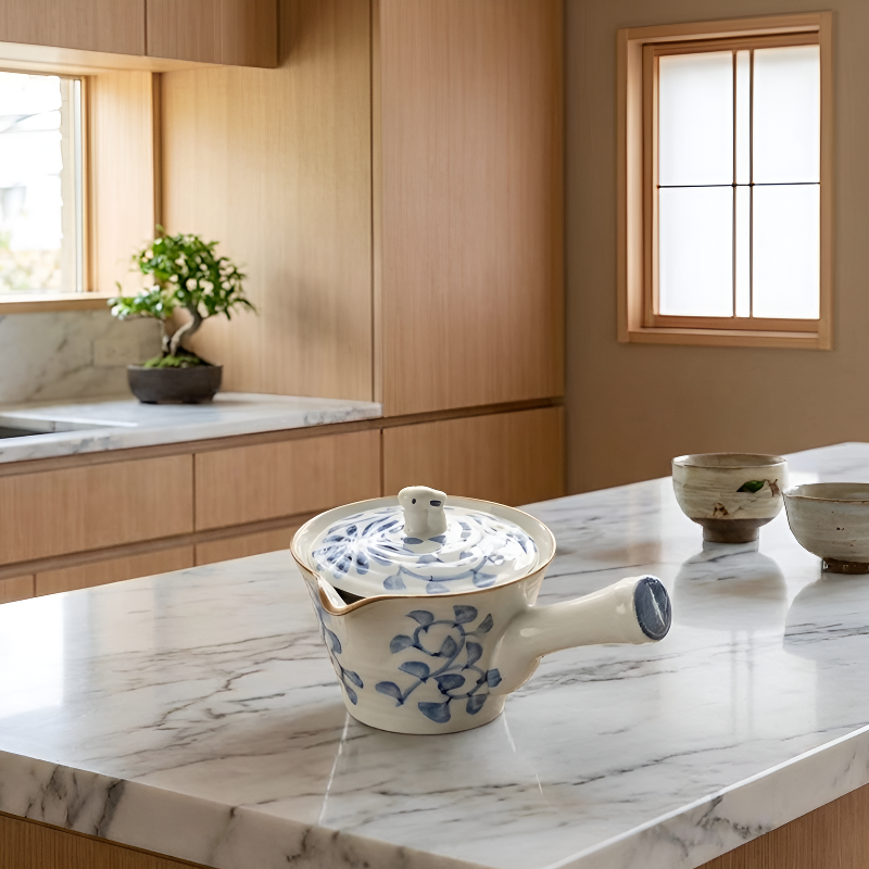 Japanische blaue Teekanne