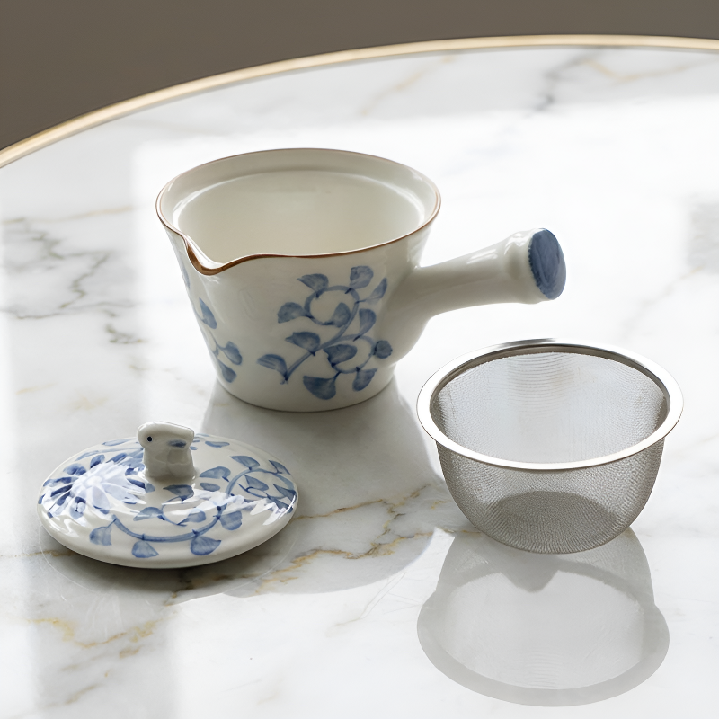 Japanische blaue Teekanne