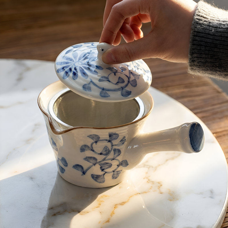 Japanische blaue Teekanne