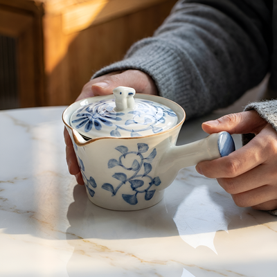 Japanische blaue Teekanne
