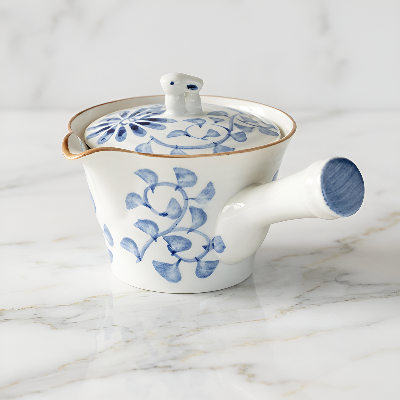 Japanische blaue Teekanne