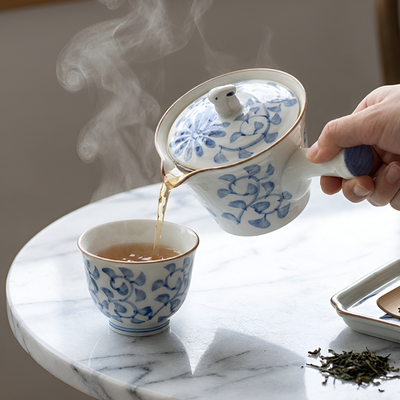 Japanische blaue Teekanne