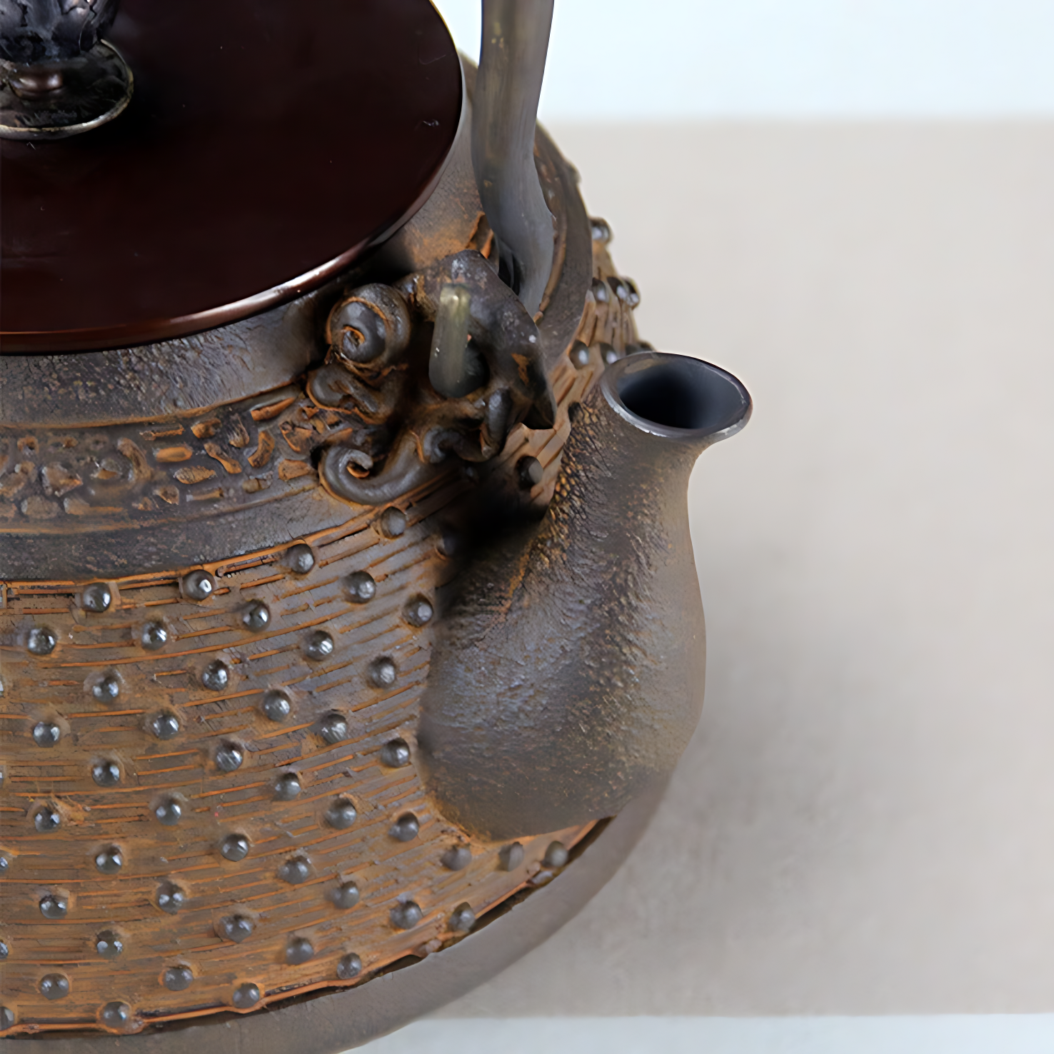 Japanische teekanne aus gusseisen