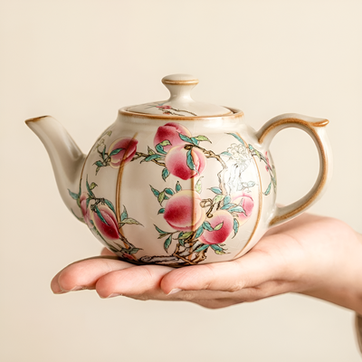 Keramik-Teekanne mit Pfingstrosen