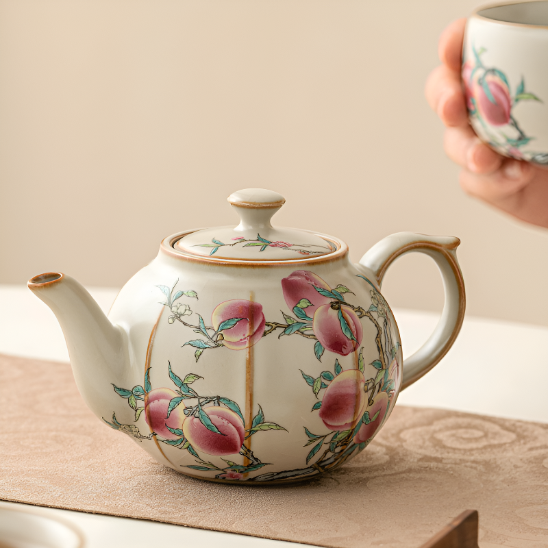 Keramik-Teekanne mit Pfingstrosen