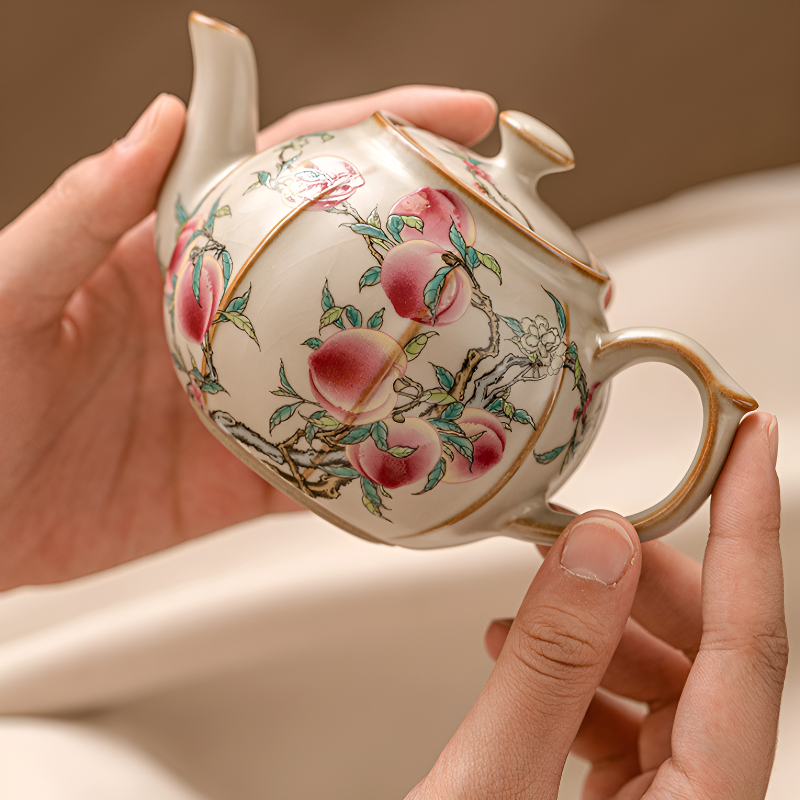 Keramik-Teekanne mit Pfingstrosen