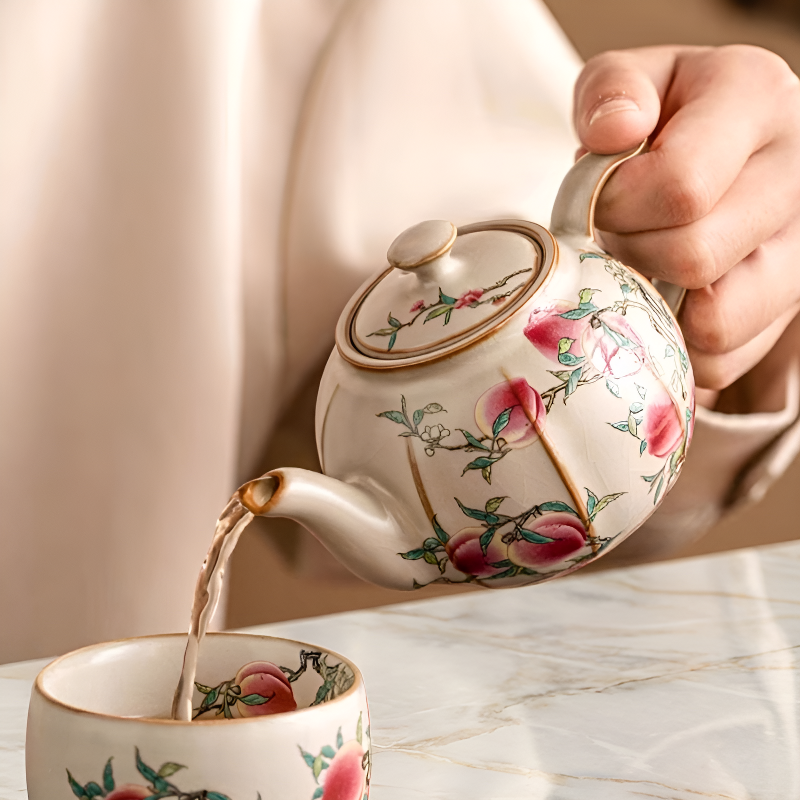 Keramik-Teekanne mit Pfingstrosen