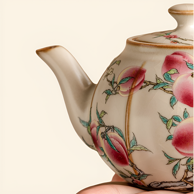 Keramik-Teekanne mit Pfingstrosen