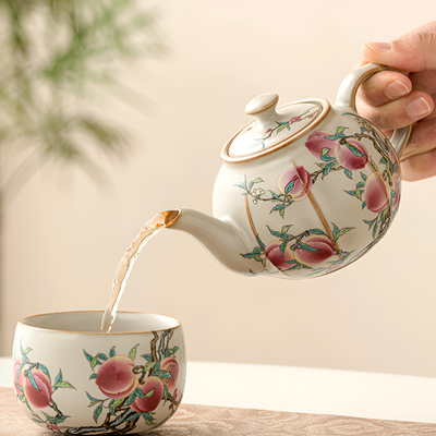 Keramik-Teekanne mit Pfingstrosen