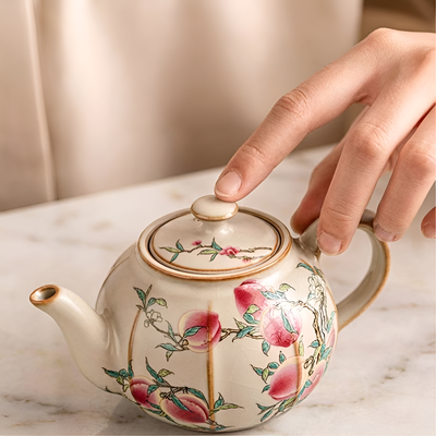 Keramik-Teekanne mit Pfingstrosen