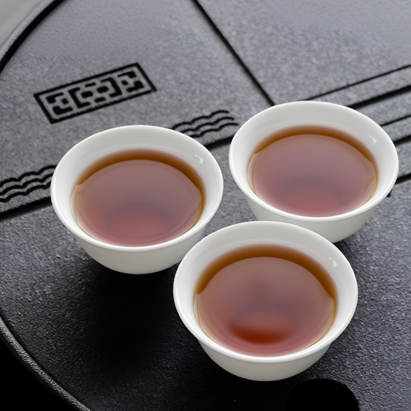 Kleine weiße Teekanne