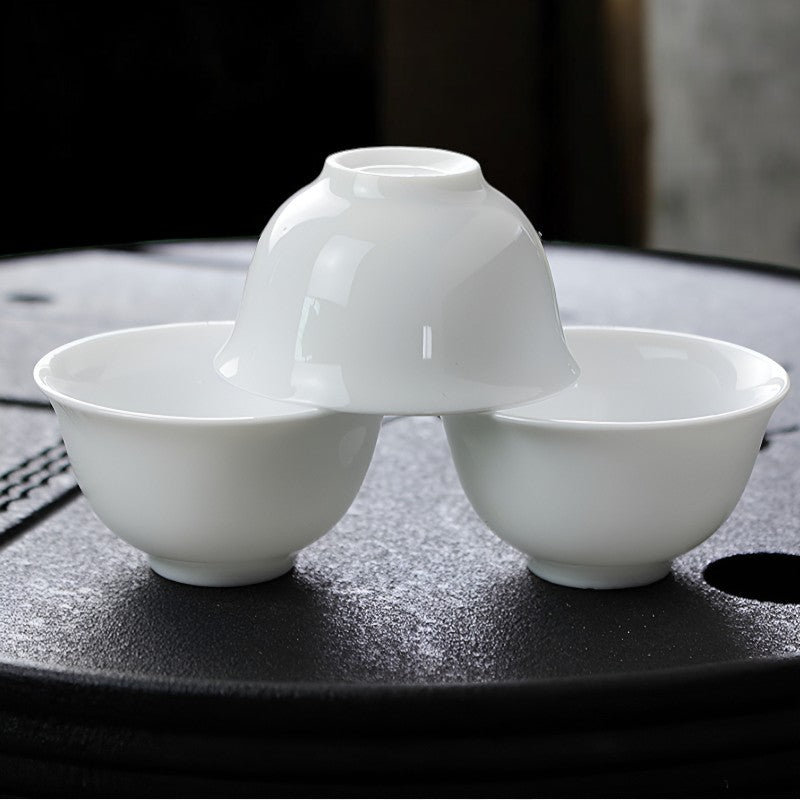 Kleine weiße Teekanne