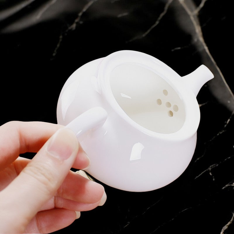 Kleine weiße Teekanne