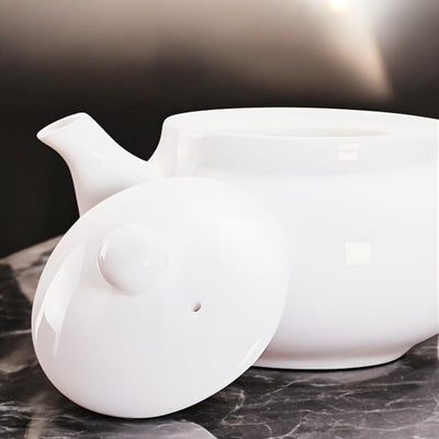 Kleine weiße Teekanne