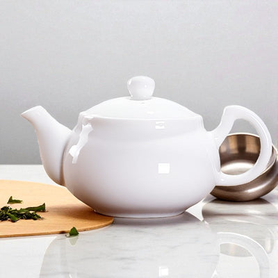 Kleine weiße Teekanne