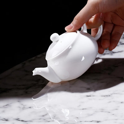 Kleine weiße Teekanne