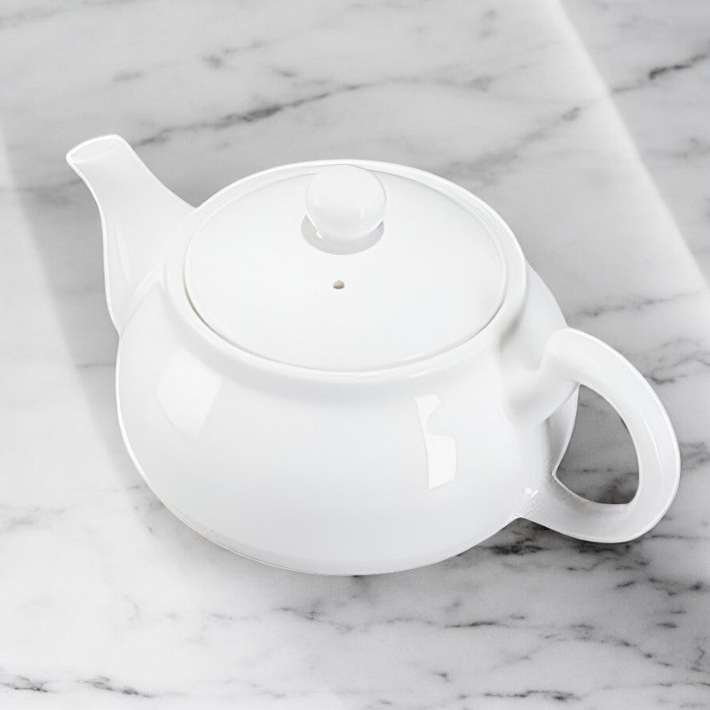 Kleine weiße Teekanne