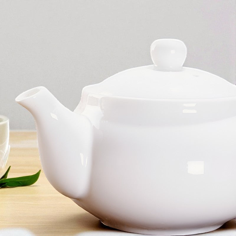 Kleine weiße Teekanne