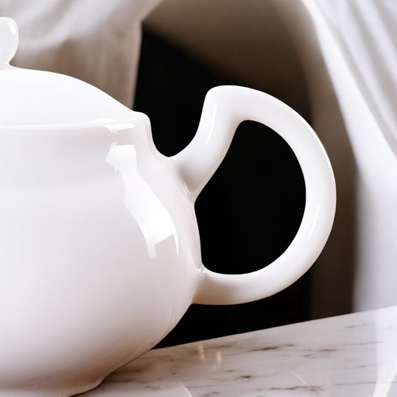 Kleine weiße Teekanne