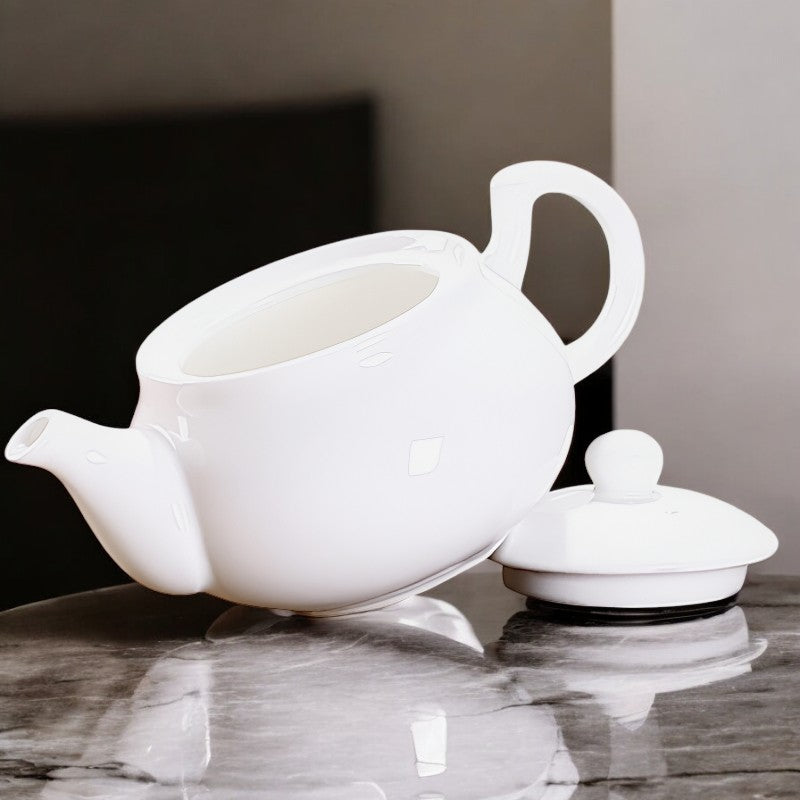Kleine weiße Teekanne