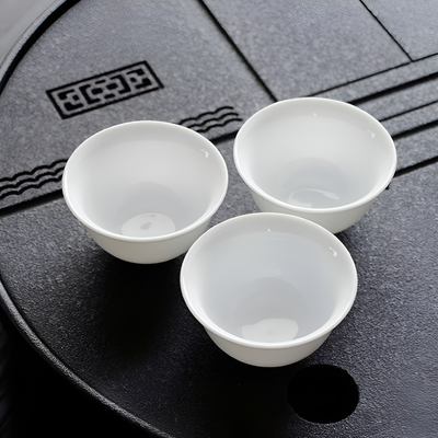 Kleine weiße Teekanne