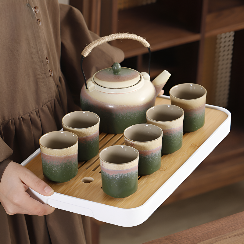 Minimalistisches japanisches Teeservice