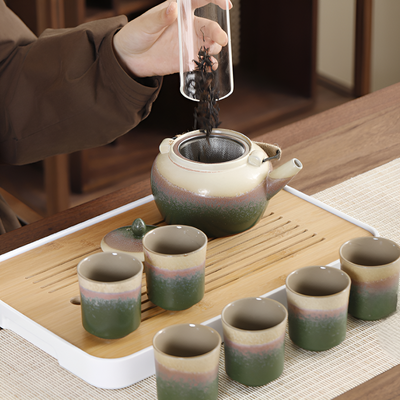 Minimalistisches japanisches Teeservice