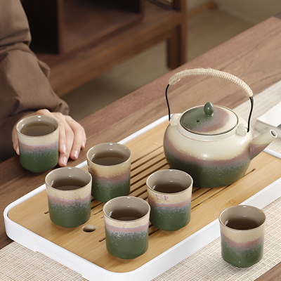 Minimalistisches japanisches Teeservice