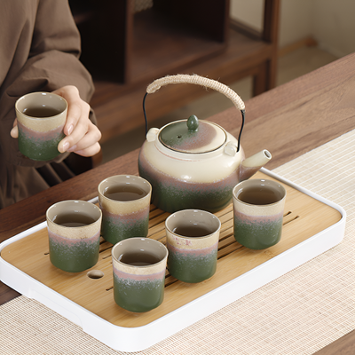 Minimalistisches japanisches Teeservice