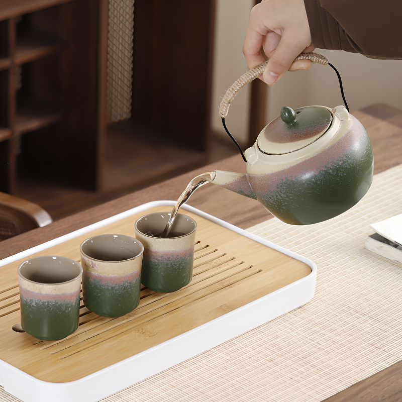 Minimalistisches japanisches Teeservice