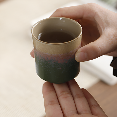 Minimalistisches japanisches Teeservice