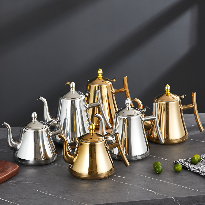 Orientalische Teekanne mit Sieb