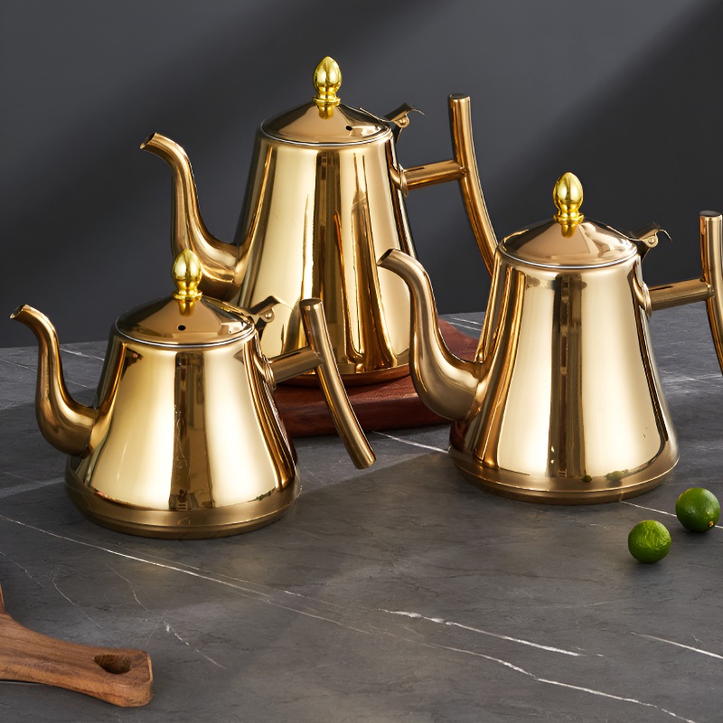 Orientalische Teekanne mit Sieb