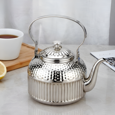 Orientalische Teekanne mit Sieb