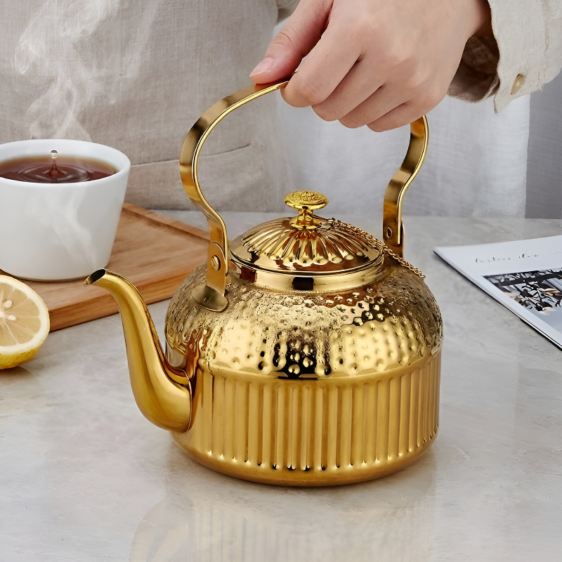 Orientalische Teekanne mit Sieb