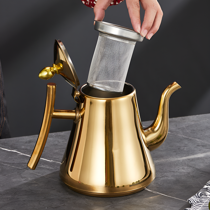Orientalische Teekanne mit Sieb