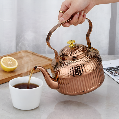 Orientalische Teekanne mit Sieb