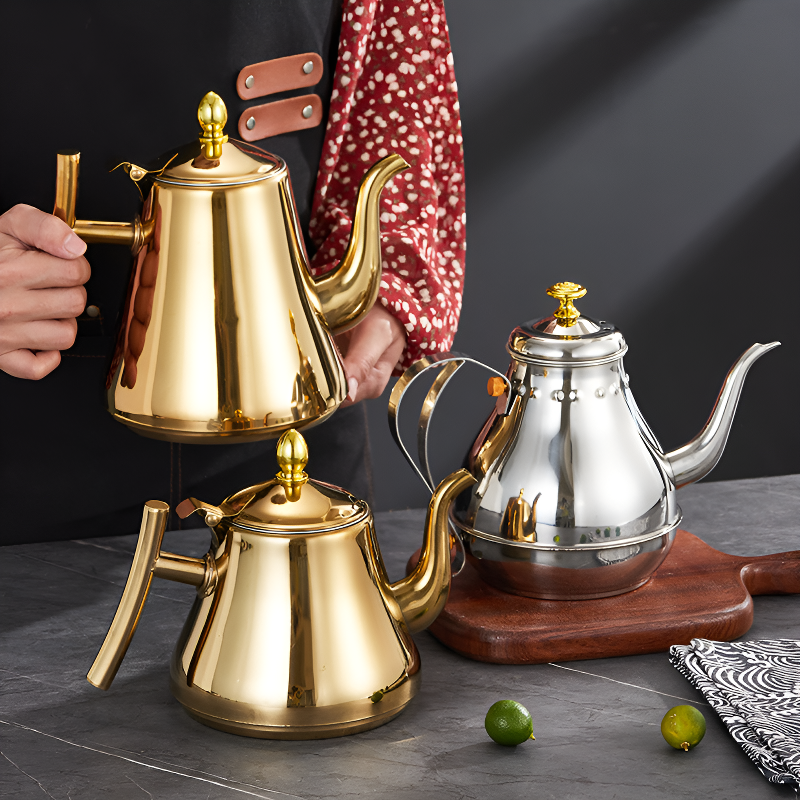 Orientalische Teekanne mit Sieb