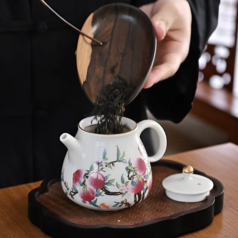 Porzellan-Teekanne mit Muster