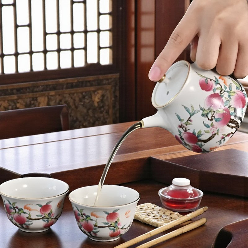 Porzellan-Teekanne mit Muster