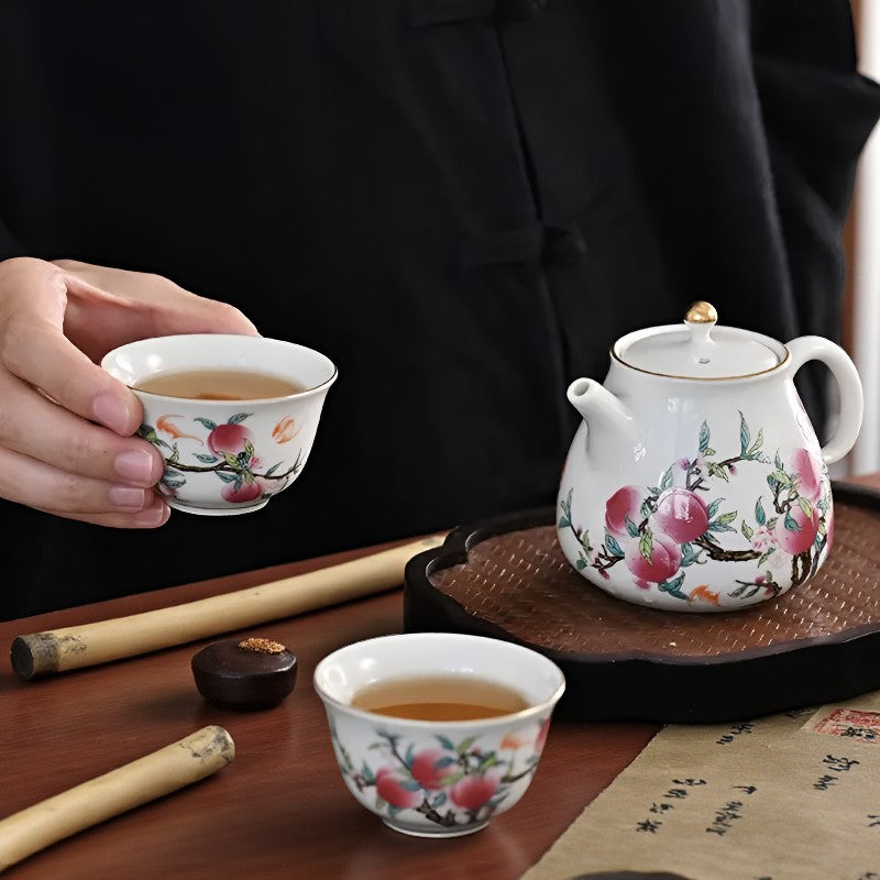 Porzellan-Teekanne mit Muster