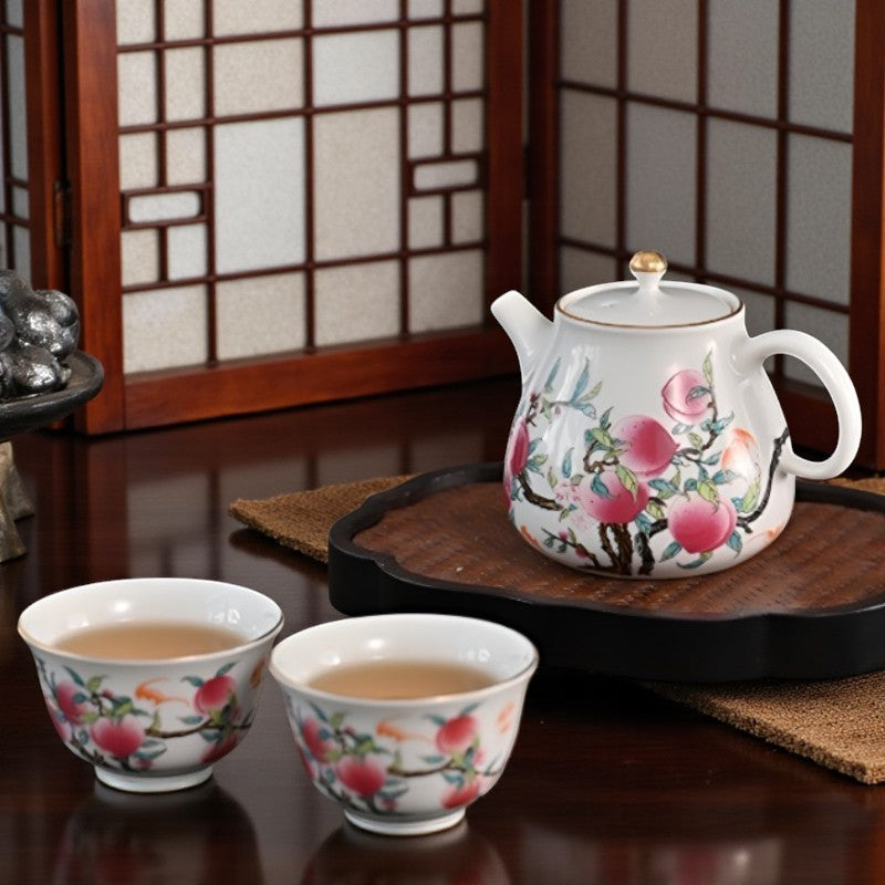 Porzellan-Teekanne mit Muster