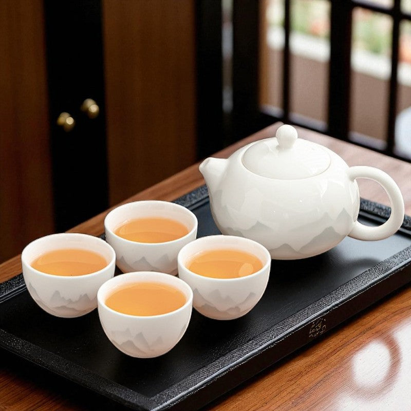 Schöne weiße Teekanne